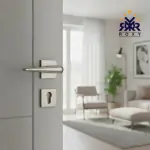 مسكة باب فاخر باللون الفضي المطفي ذات تصميم هندسي عصري