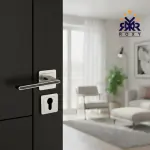 مقبض باب فضي مطفي مع خط اسود  – تصميم عصري