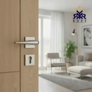 مسكة باب فاخر باللون الفضي المطفي ذات تصميم هندسي عصري