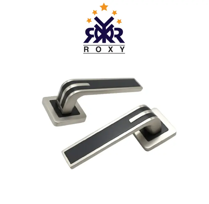 مقبض باب ROXY الفاخرة – تصميم عصري باللون الأسود والإطار المعدني الفضي اللامع