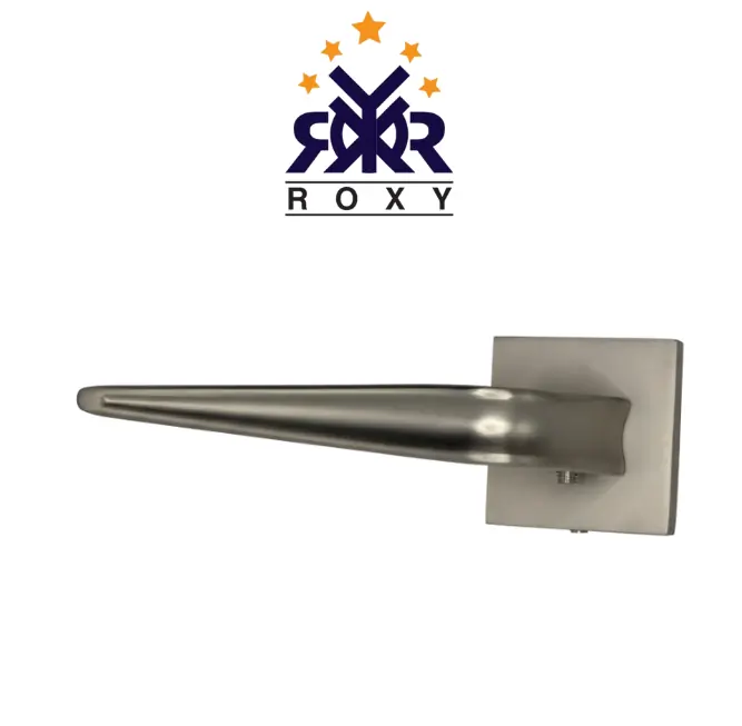 مسكة باب فاخر باللون الفضي المطفي ذات تصميم هندسي عصري