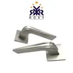 مسكة باب فاخر باللون الفضي المطفي ذات تصميم هندسي عصري