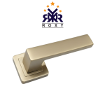 مسكة باب ذهبي فاتح بتصميم مربع عصري