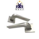 مسكة باب فاخر باللون الفضي المطفي ذات تصميم هندسي عصري